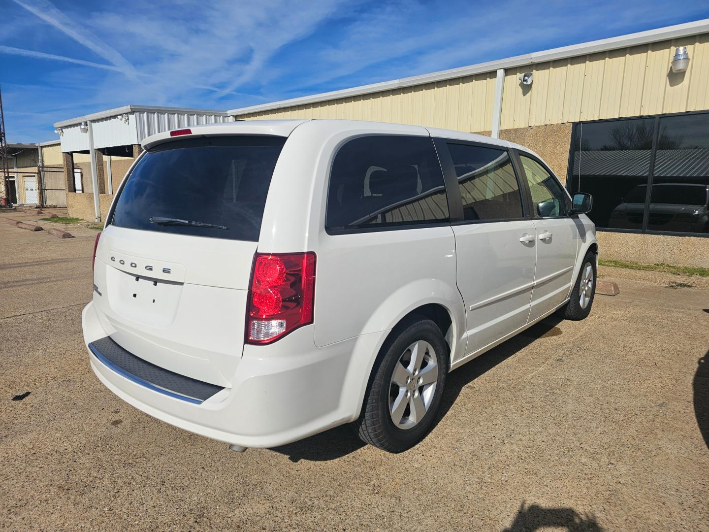 2013 WHITE Dodge Grand Caravan SE (2C4RDGBG0DR) with an 3.6L V6 DOHC 24V engine, 6-Speed Automatic transmission, located at 533 S Seven Points BLVD, Seven Points, TX, 75143, (430) 255-4030, 32.313999, -96.209351 - Photo#2